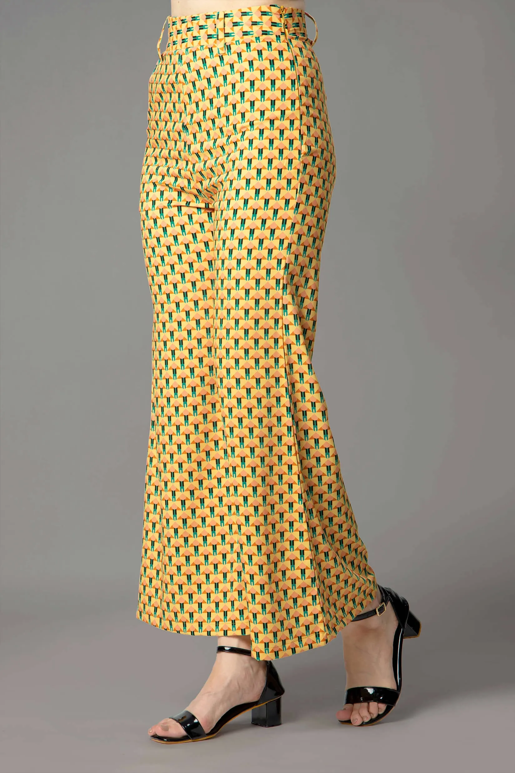 Lattice Regular Fit Zip Closure Bottom